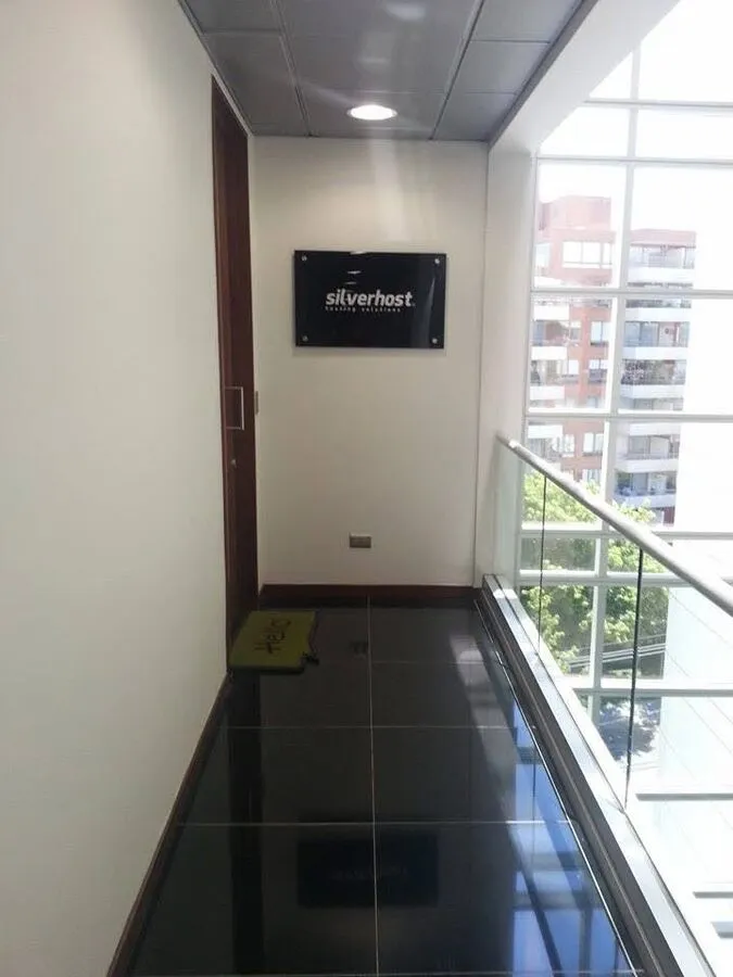 Letrero de Silverhost en el pasillo de una de nuestras oficinas en Santiago
