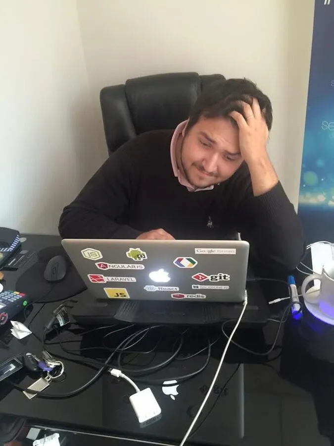 Integrante del equipo trabajando en su notebook en la oficina
