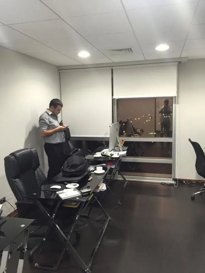 Oficina de Silverhost de noche, con un integrante del equipo junto a su escritorio