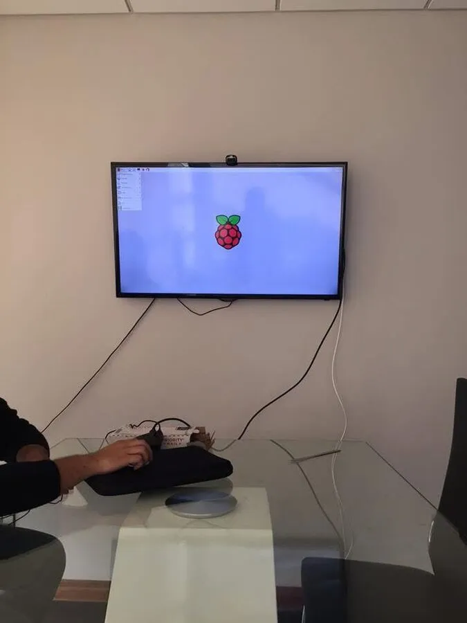 Televisor de la sala de reuniones conectado a una Raspberry Pi