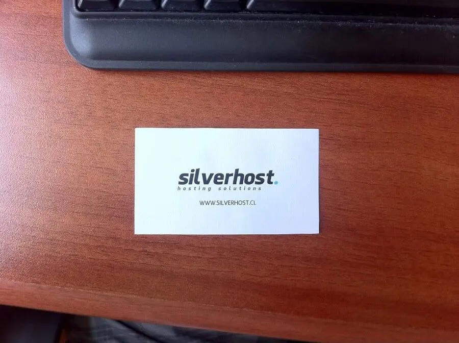 Tarjeta de presentación de Silverhost sobre un escritorio de madera