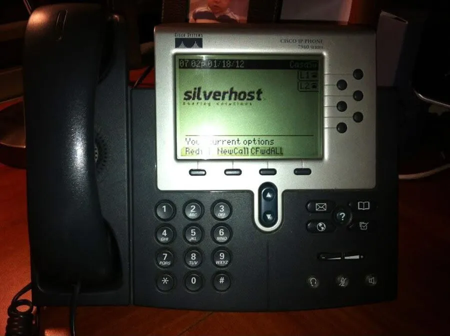 Teléfono IP de la oficina con el logo de Silverhost en la pantalla